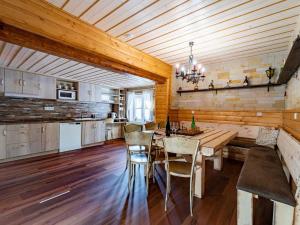 Kuchyň nebo kuchyňský kout v ubytování Holiday Home Chalupa U Bobra-1 by Interhome