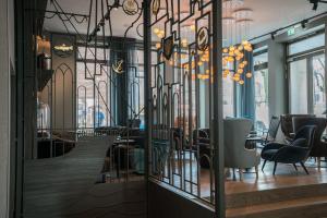 een restaurant met een trap en stoelen in een kamer bij Motel One Lübeck in Lübeck