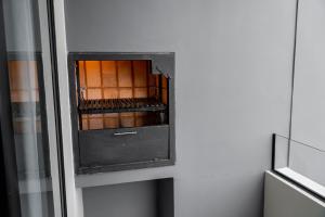 una puerta de cristal de un armario en una habitación en Excelente Depto en Las Lomas, en Asunción