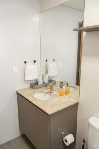 un baño con lavabo y espejo en Excelente Depto en Las Lomas, en Asunción