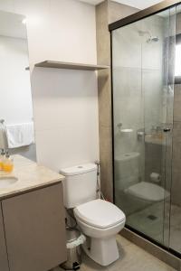 Un baño de Excelente Depto en Las Lomas