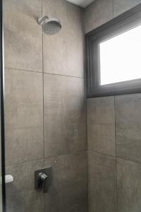 Un baño de Excelente Depto en Las Lomas