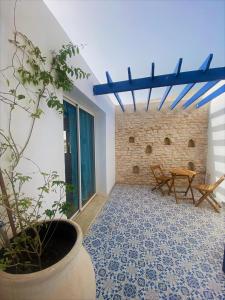 a room with a table and a potted plant at Hôtel Djerba Authentique - Au centre de Midoun in Midoun