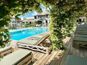 Bazén v ubytování Hôtel Le Roi Théodore & Spa nebo v jeho okolí