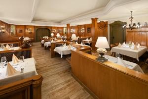 a dining room with tables and white tables sidx sidx sidx sidx at Hotel Dreiflüssehof Gästehaus in Passau