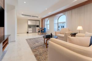 ein Wohnzimmer mit Sofa und Tisch in der Unterkunft Corp Yanbu Hotel - B1 in Yanbu