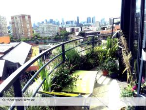 شرفة أو تراس في Chambre privée dans un roof-top unique vue 360°