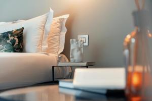 un soggiorno con letto e tavolo con sidro da tavolo. di HOTEL VITE - By Naman Hotellerie a Roma