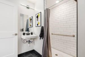 un baño con lavabo y ducha en Columbus Gem with Pool Table! Pets Welcome!, en Columbus