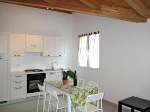 PantasinaにあるApartment Marco - PRE172 by Interhomeのキッチン(テーブル、椅子、ワイン1本付)