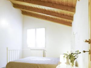 PantasinaにあるApartment Marco - PRE172 by Interhomeのベッドと窓のある白い寝室 +10枚の写真