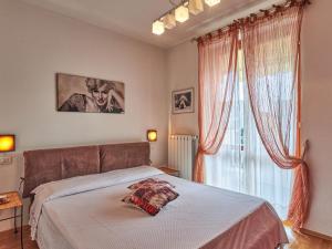 ein Schlafzimmer mit einem Bett und einem großen Fenster in der Unterkunft Apartment Daniela by Interhome in San Martino della Battaglia