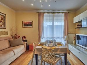 ein Wohnzimmer mit einem Tisch und einem Sofa in der Unterkunft Apartment Daniela by Interhome in San Martino della Battaglia