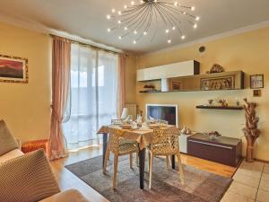 ein Wohnzimmer mit Tisch und Stühlen und eine Küche in der Unterkunft Apartment Daniela by Interhome in San Martino della Battaglia