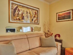ein Wohnzimmer mit einer Couch und einem Bild an der Wand in der Unterkunft Apartment Daniela by Interhome in San Martino della Battaglia + 20 Fotos