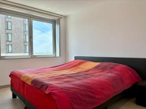 科克赛德La Croisette 0102的有大窗户的房间里的一张床