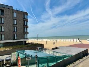 科克赛德La Croisette 0102的海滩旁的一栋建筑