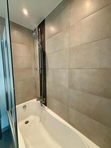 科克赛德La Croisette 0102的带浴缸和淋浴的浴室 更多12张照片