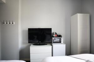 TV a/nebo společenská místnost v ubytování Harbourside Hotel