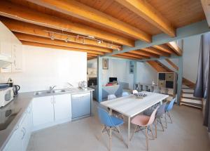 a kitchen with a table and chairs in a room at Maison type Loft - avec parking en plein centre in La Rochelle
