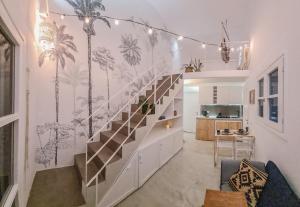 Posezení v ubytování Chic Surf-Inspired Mezzanine Studio "Coco Palm"