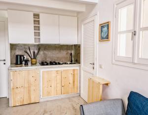 Kuchyň nebo kuchyňský kout v ubytování Chic Surf-Inspired Mezzanine Studio "Coco Palm"