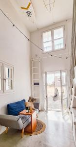 Posezení v ubytování Chic Surf-Inspired Mezzanine Studio "Coco Palm"