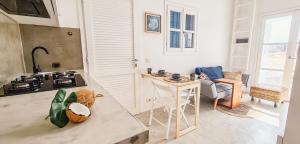 Kuchyň nebo kuchyňský kout v ubytování Chic Surf-Inspired Mezzanine Studio "Coco Palm"
