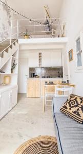 Kuchyň nebo kuchyňský kout v ubytování Chic Surf-Inspired Mezzanine Studio "Coco Palm"