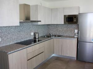 Η κουζίνα ή μικρή κουζίνα στο Apartment Nashira-1 by Interhome +11 φωτογραφίες