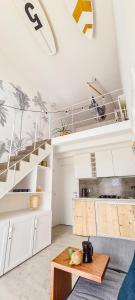Kuchyň nebo kuchyňský kout v ubytování Chic Surf-Inspired Mezzanine Studio "Coco Palm"