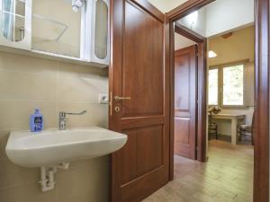 Ένα μπάνιο στο Apartment Capanna - CNG175 by Interhome