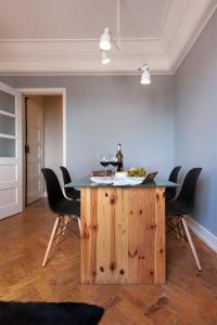 jadalnia z drewnianym stołem i czarnymi krzesłami w obiekcie Graça - Castle | Lisbon Cheese & Wine Apartments w Lizbonie