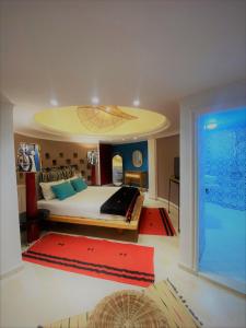 Hôtel Djerba Authentique - Au centre de Midoun في ميدون: غرفة نوم بسرير كبير ونافذة كبيرة