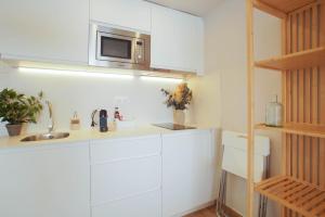 Kuchyň nebo kuchyňský kout v ubytování Apple Beach Studio by BHomesCostaBrava + 11 fotografií