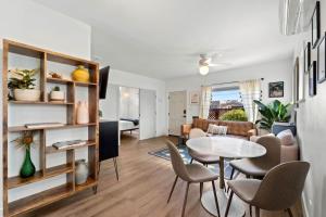 ein Wohnzimmer mit Tisch und Stühlen in der Unterkunft North Park Boho Bungalow by Rather Be Properties in San Diego