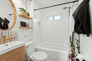 ein Badezimmer mit Toilette, Badewanne und Waschbecken in der Unterkunft North Park Boho Bungalow by Rather Be Properties in San Diego + 35 Fotos