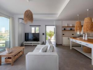 TV a/nebo společenská místnost v ubytování Parosdise Luxury Suites