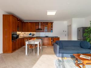 Dapur atau dapur kecil di Apartment Girasole - GLA128 by Interhome