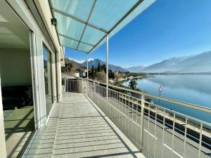 ein Balkon mit Blick auf See und Berge in der Unterkunft Apartment Girasole - GLA128 by Interhome in Gera Lario
