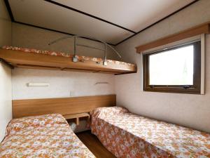 Katil atau katil-katil dalam bilik di Holiday Home Mobilhome E - AEG403 by Interhome +13 gambar