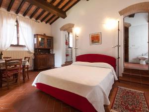 A bed or beds in a room at Holiday Home Le Palaie - 'Pizzeria' - PEC207 by Interhome