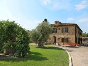 A garden outside Holiday Home Le Palaie - 'Pizzeria' - PEC207 by Interhome