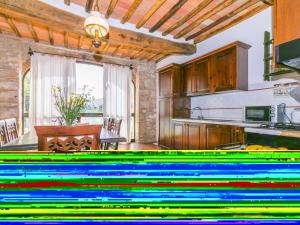 une cuisine avec une piscine colorée au milieu dans l'établissement Holiday Home Il Forno by Interhome, à Pergine Valdarno