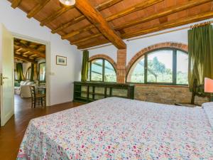 une chambre avec un lit dans une pièce avec des fenêtres dans l'établissement Holiday Home Il Forno by Interhome, à Pergine Valdarno