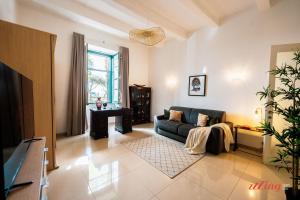 un soggiorno con un divano e un tavolo di Elegant Holiday Home Near Valletta a Floriana