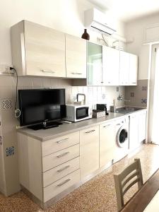 A kitchen or kitchenette at INES'S HOME
