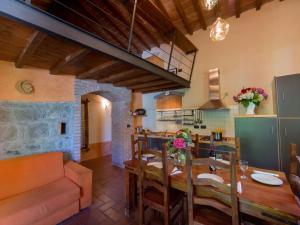 モンテフィアスコーネにあるApartment Casa Riccardo n- 3 by Interhomeのテーブルとソファのあるキッチンとダイニングルーム