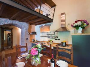 モンテフィアスコーネにあるApartment Casa Riccardo n- 3 by Interhomeのキッチン(花のテーブル付) +28枚の写真