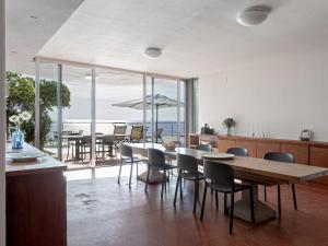 Una cocina y un comedor con mesa y sillas. en Villa Vistamare by Interhome, en Case Fortullino 51 fotos más